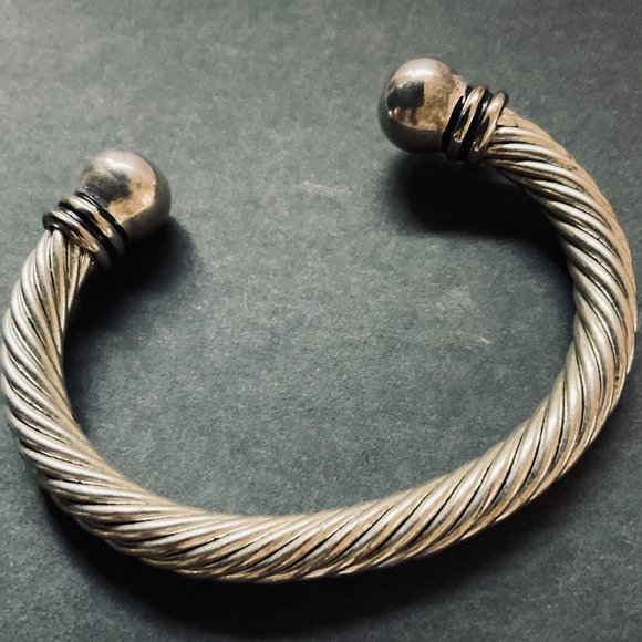 Women's Classic Cable Style Faux Bracelet EUC - Picture 1 of 6